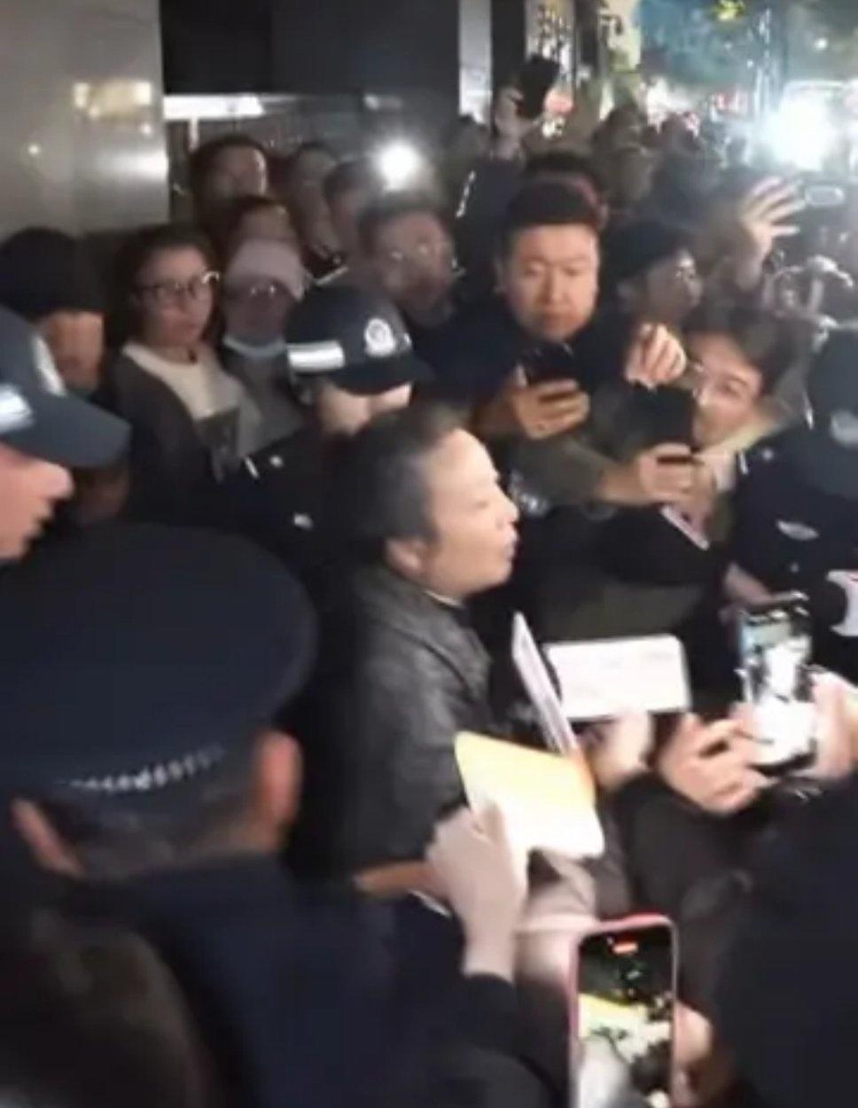 成都27岁女孩家门口遇害案11月20日开庭，从早9点至晚8点左右，经过漫长时间的