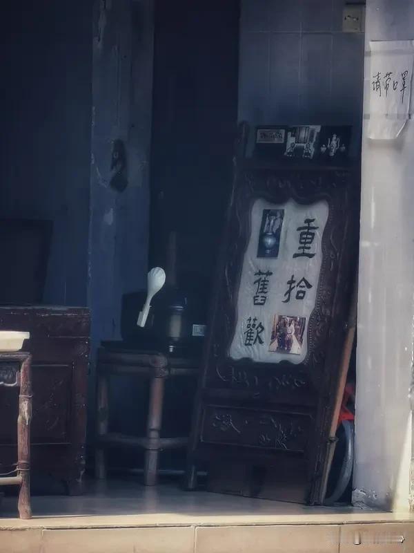 久逢故旧酒痕深。看到“每写相思愁字浅”这个上联，真是韵味十足。相思之情，即便用文