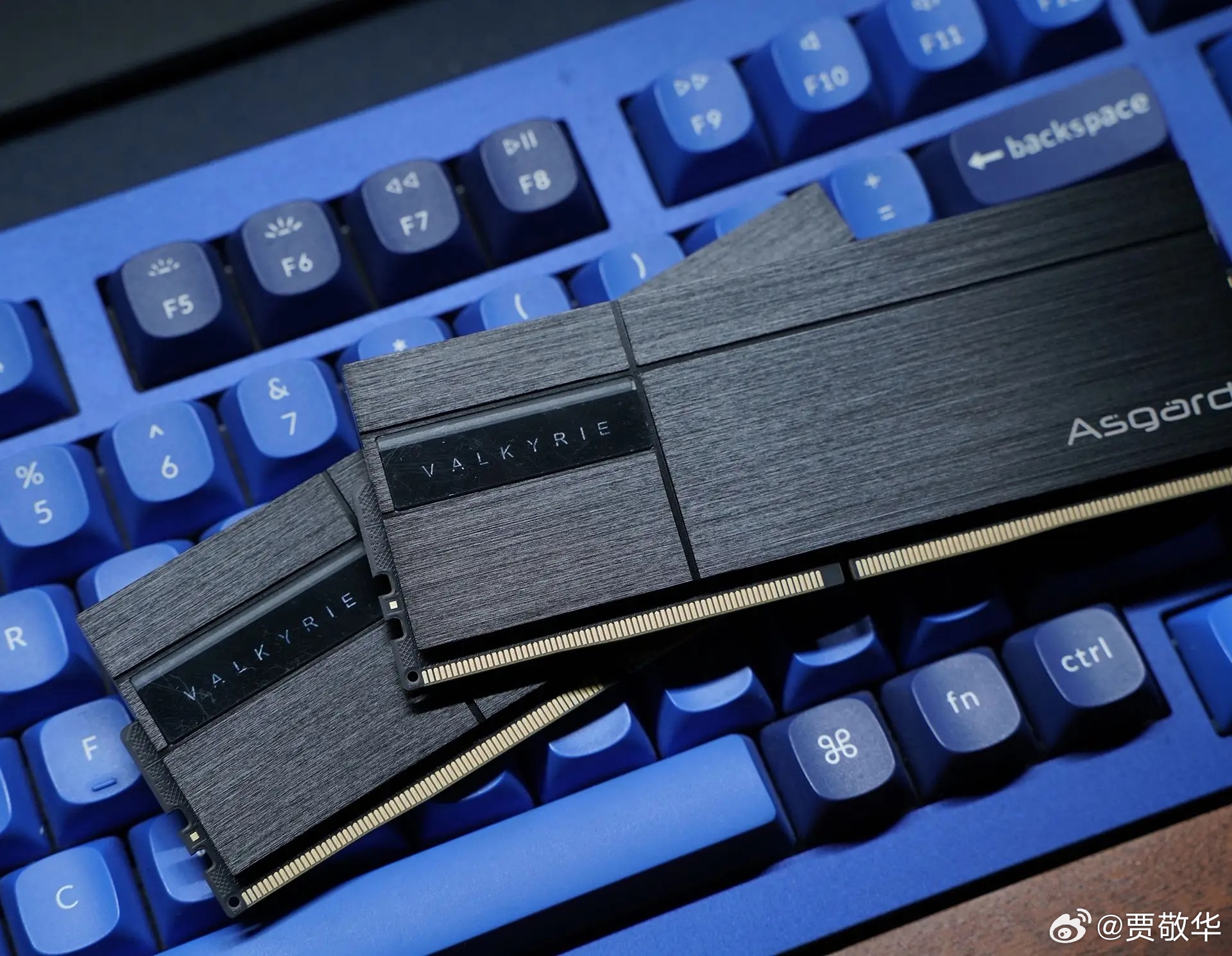 好消息，内存终于降价了，直接降了三成。坏消息是，价格仍然比较高。不过，这可能不是