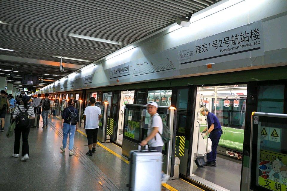 2024年3月，上海地铁3号线发生了一件离谱事儿。六旬男子赵某进入轨道欲自杀，获