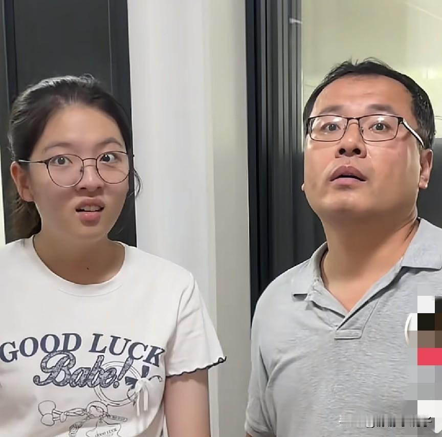 王大艺要开学了，毫无疑问和爸爸还在一个班级，王老师直言：到大学都休想逃离我。
