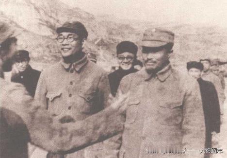 1945年1月，贺龙(右一)与张闻天萧劲光等在延安。