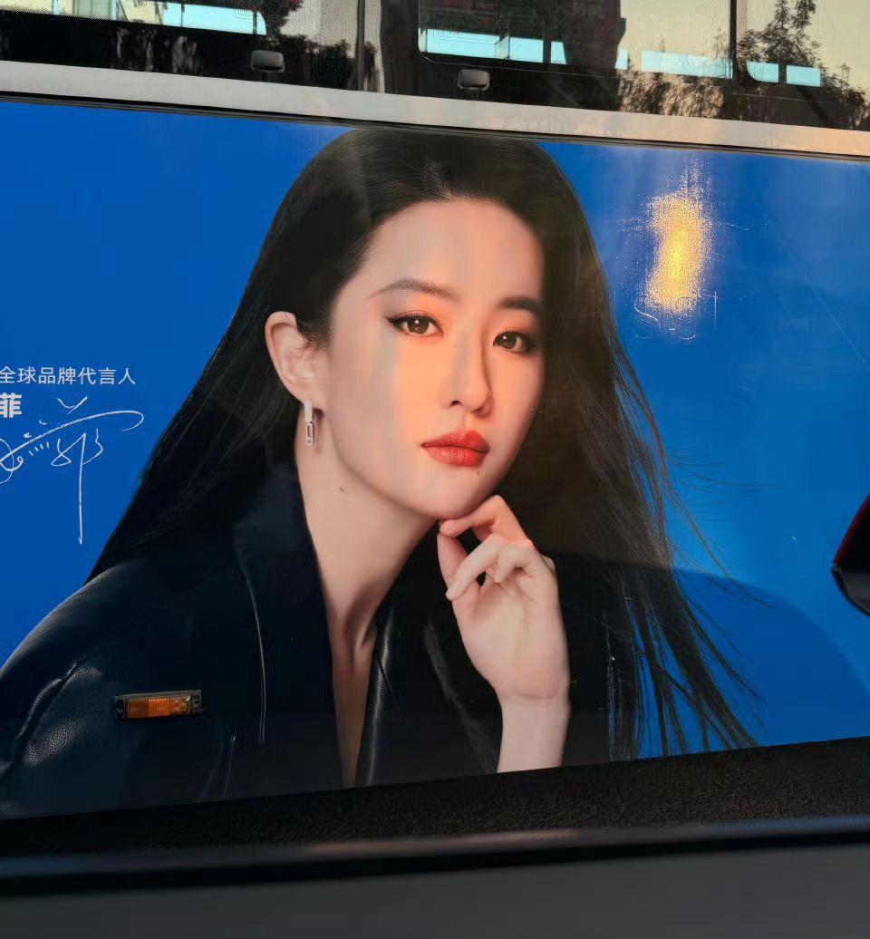 街头遇到你，心跳声盖过了呼吸。