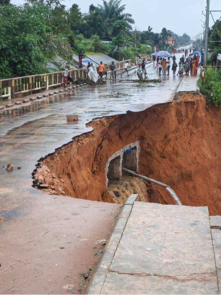 刚果民主共和国基奎特市的城市交通网络再次出现新的危机。昨晚暴雨袭击该市后，瓦扎班