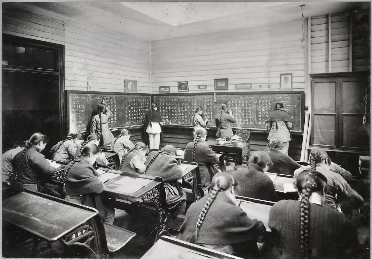 【老照片】1910年，上海中西女子学校的学生上课的情景。她们穿着棉袄，梳着漂亮的