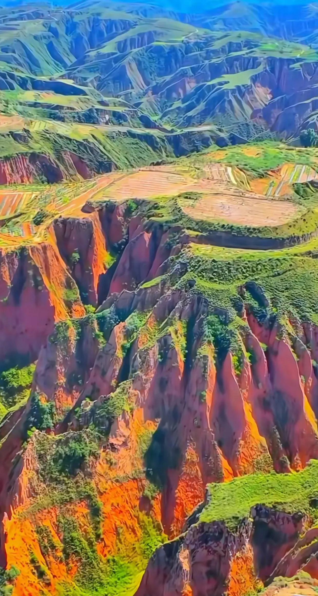 站在山巅，俯瞰群山，如世界屋脊般壮观。蓝天之下，白云朵朵，山峦起伏，尽显自然之美