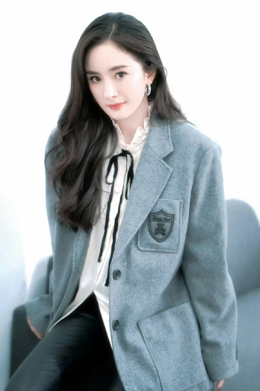 彩色冲锋衣一买一个不吱声早上好呀老铁们，现在早晨出门半袖是顶不住了，是得穿个薄的