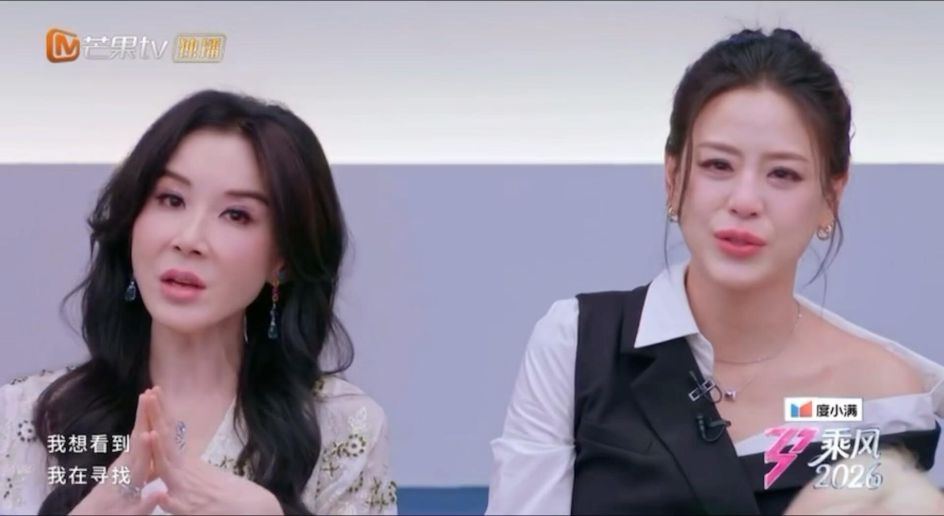 浪姐后台 后台的姐姐们分三种：紧张复习动作的、刚演完终于松一口气的、下来就找人聊