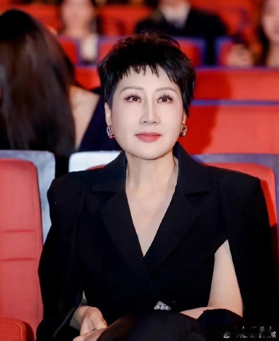 张凯丽你糊涂啊，你都64岁了，你说你掺和演员署名这个事儿干吗呢？ 