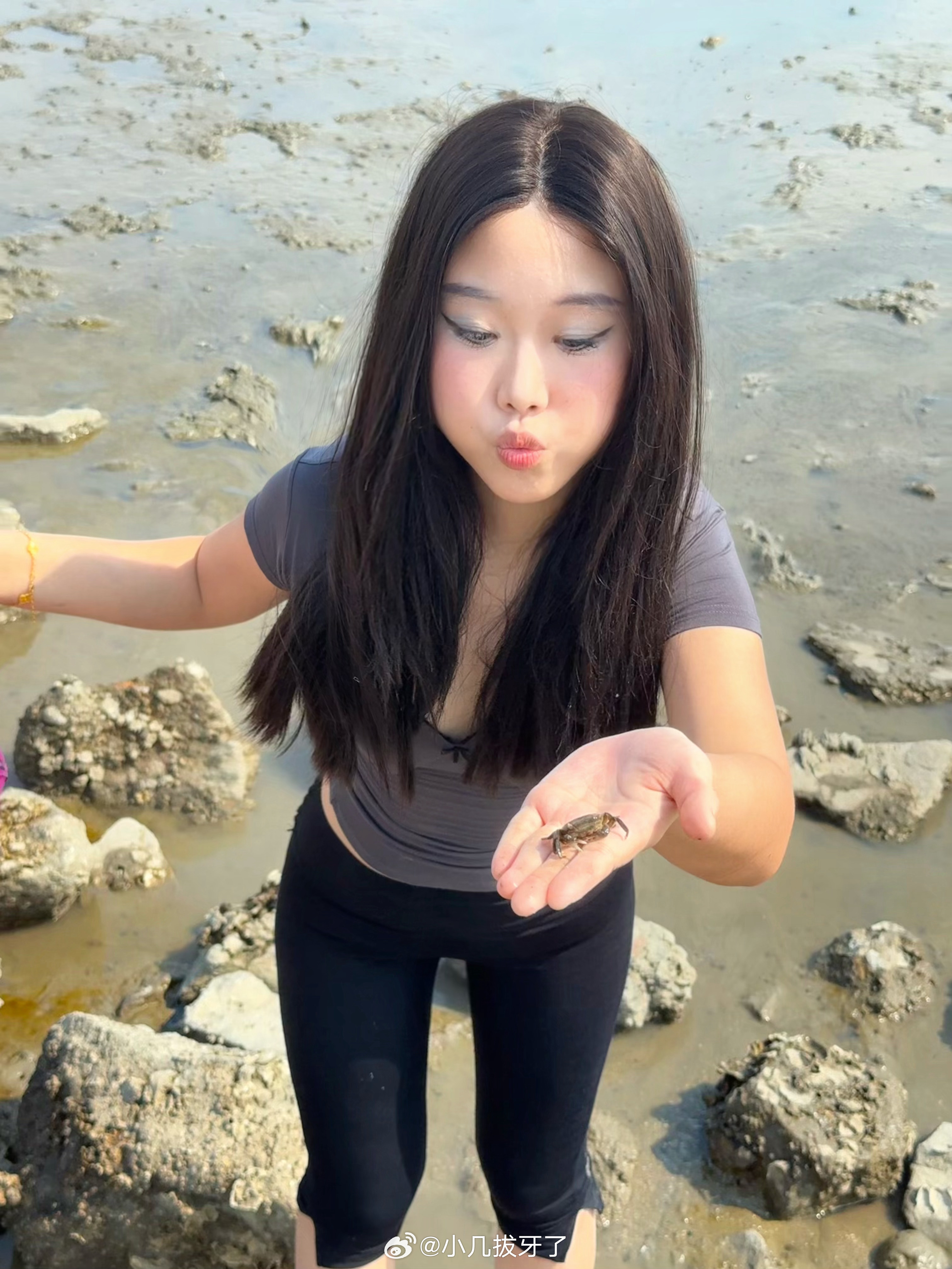 赶海太好玩了，就是废爹，男人抓螃蟹小鱼蛤蜊，抓了满满两桶，累得返程一句话都说不出