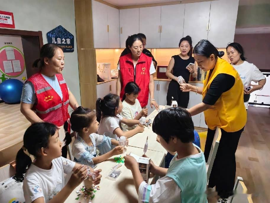 万柏林区长风西街街道义井东社区：巧手制台灯，点亮童心时光
 
6月22日，万柏林