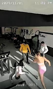女子和丈夫在健身房健身，不知道什么原因？丈夫和两个男人发生了争执，丈夫正在解释，
