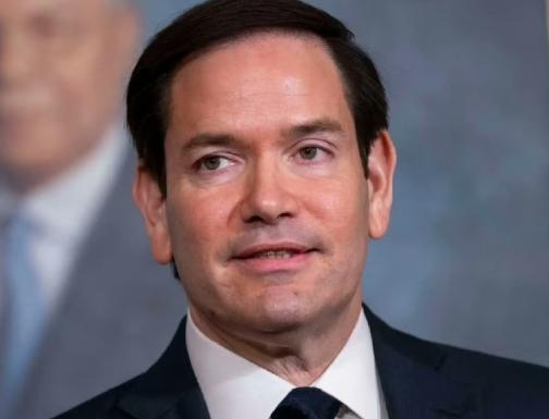 卢比奥躲着特朗普在飞机上睡觉

美国国务卿承认，在乘坐空军一号飞行期间，他会尽量