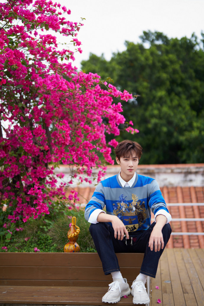 李昀锐十全十美手势舞李昀锐蓝灰条纹奔跑吧直播造型李昀锐蓝灰条纹奔跑吧直播造型，李