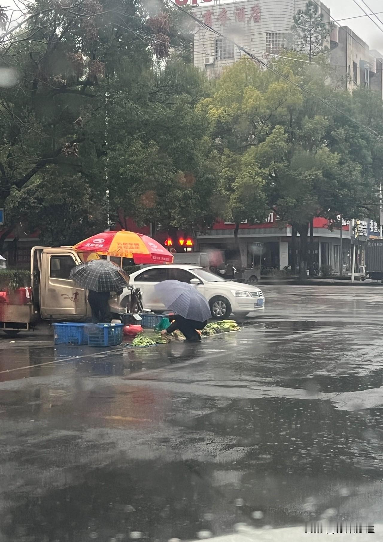 大年三十，气温4度，北风3级，小雨淅沥，冷！

空荡的街头，菜贩仍在寒风中坚守…