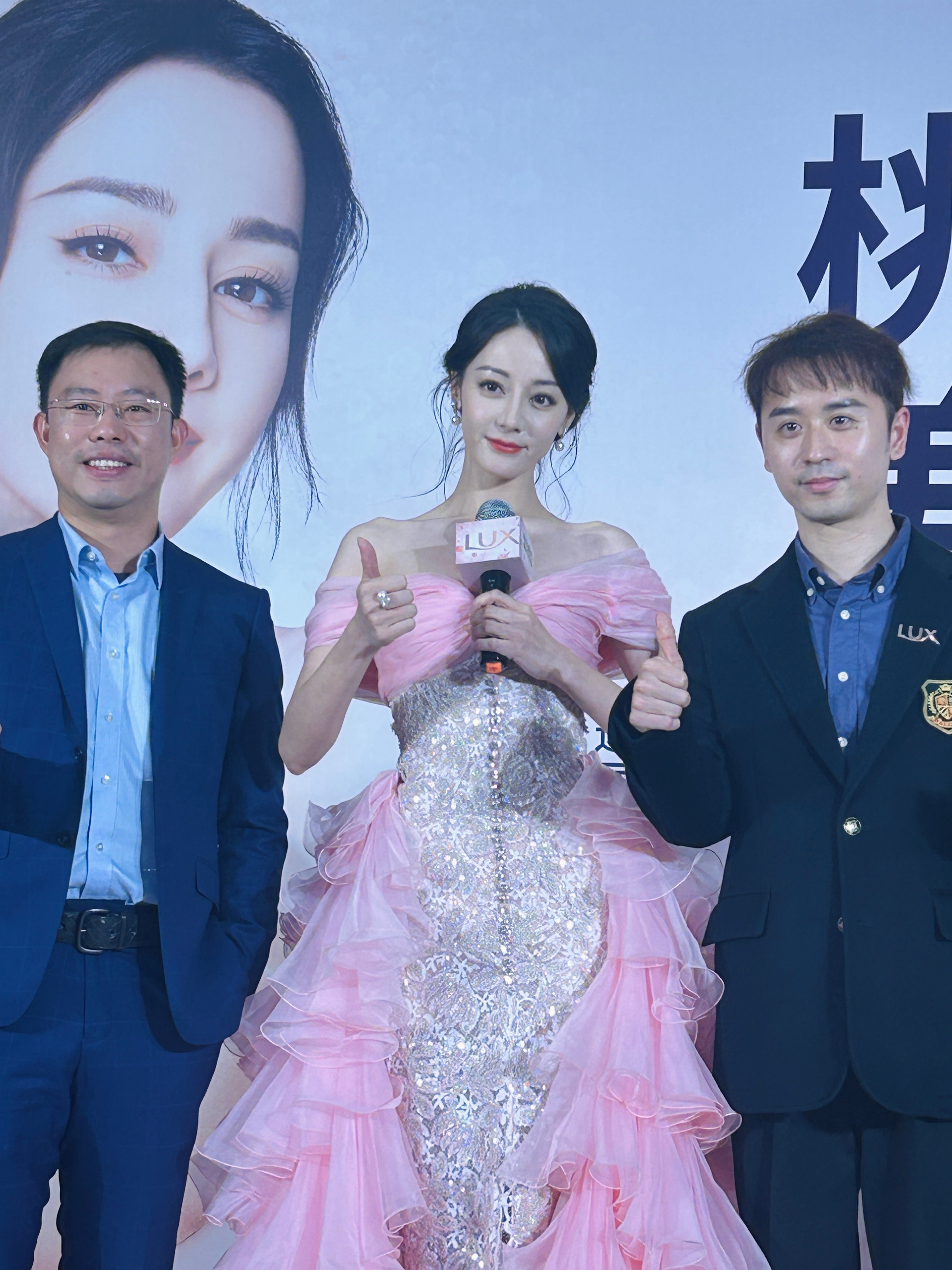 迪丽热巴live生图美得和别人不在一个图层[晕]/#迪丽热巴眼里有活#/#迪丽热