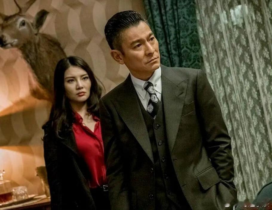 徐冬冬给我看哭了再看《追龙》被徐冬冬演的玫瑰戳泪！底层出身带刺又深情，为救跛豪甘