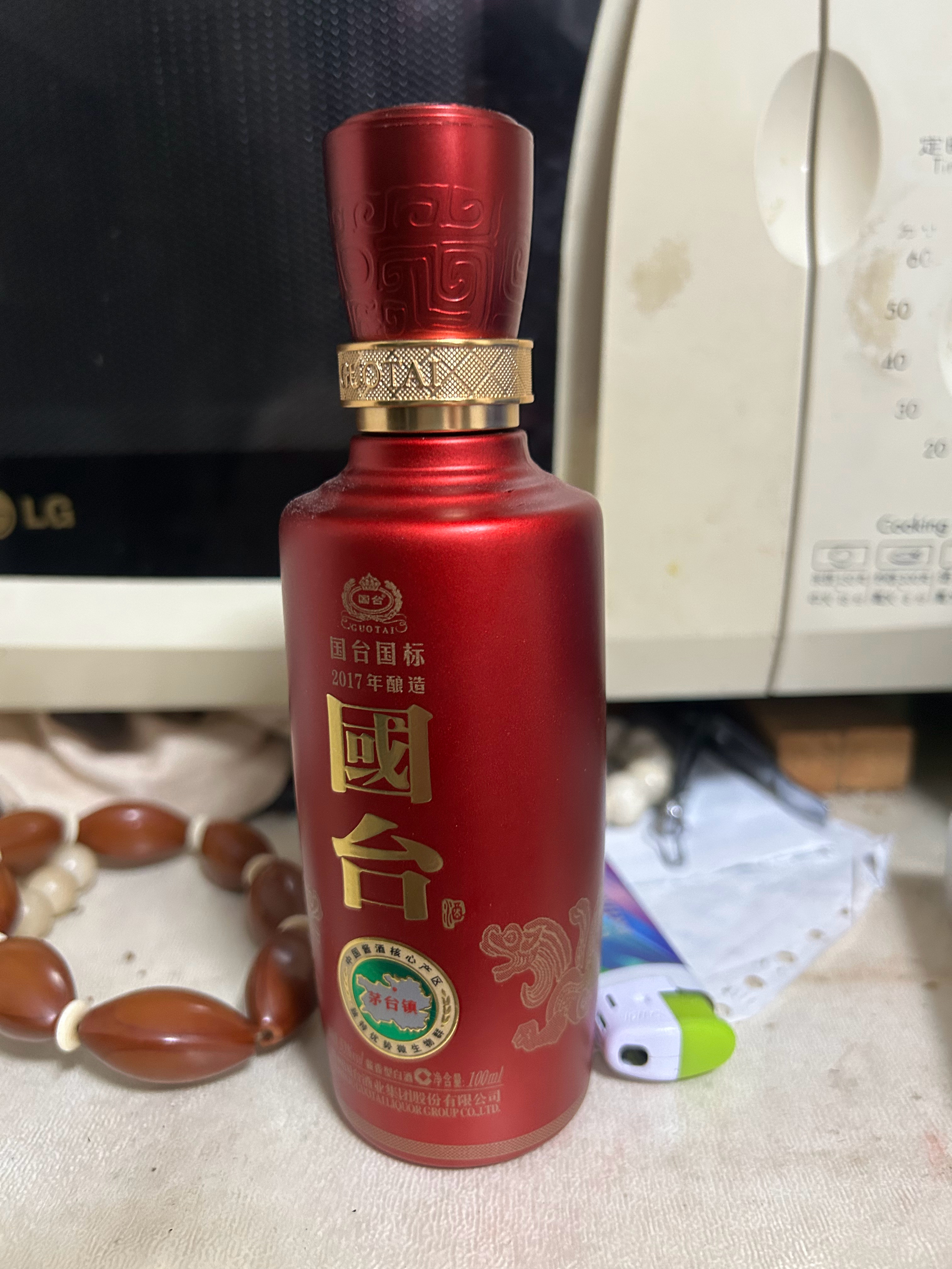 挺卑微一女的 ​​​