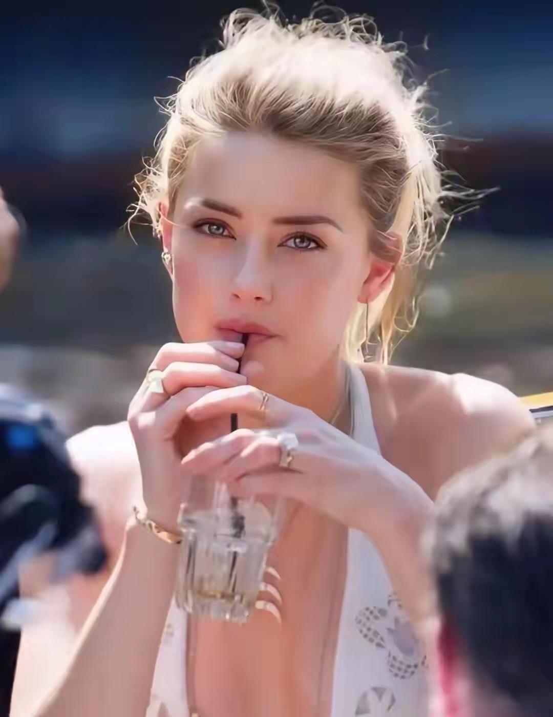 红唇金发，闪耀的晚礼服，优雅动人！