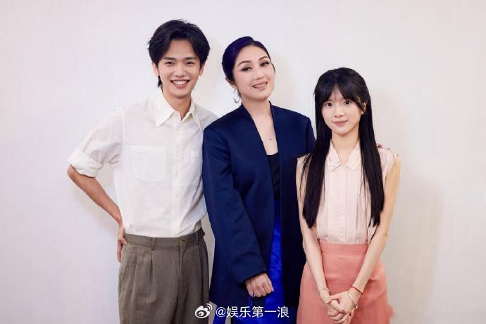 李思潼把和惠英红合照放c位李思潼晒和杨千嬅合照 李思潼把和惠英红合照放c位，也晒