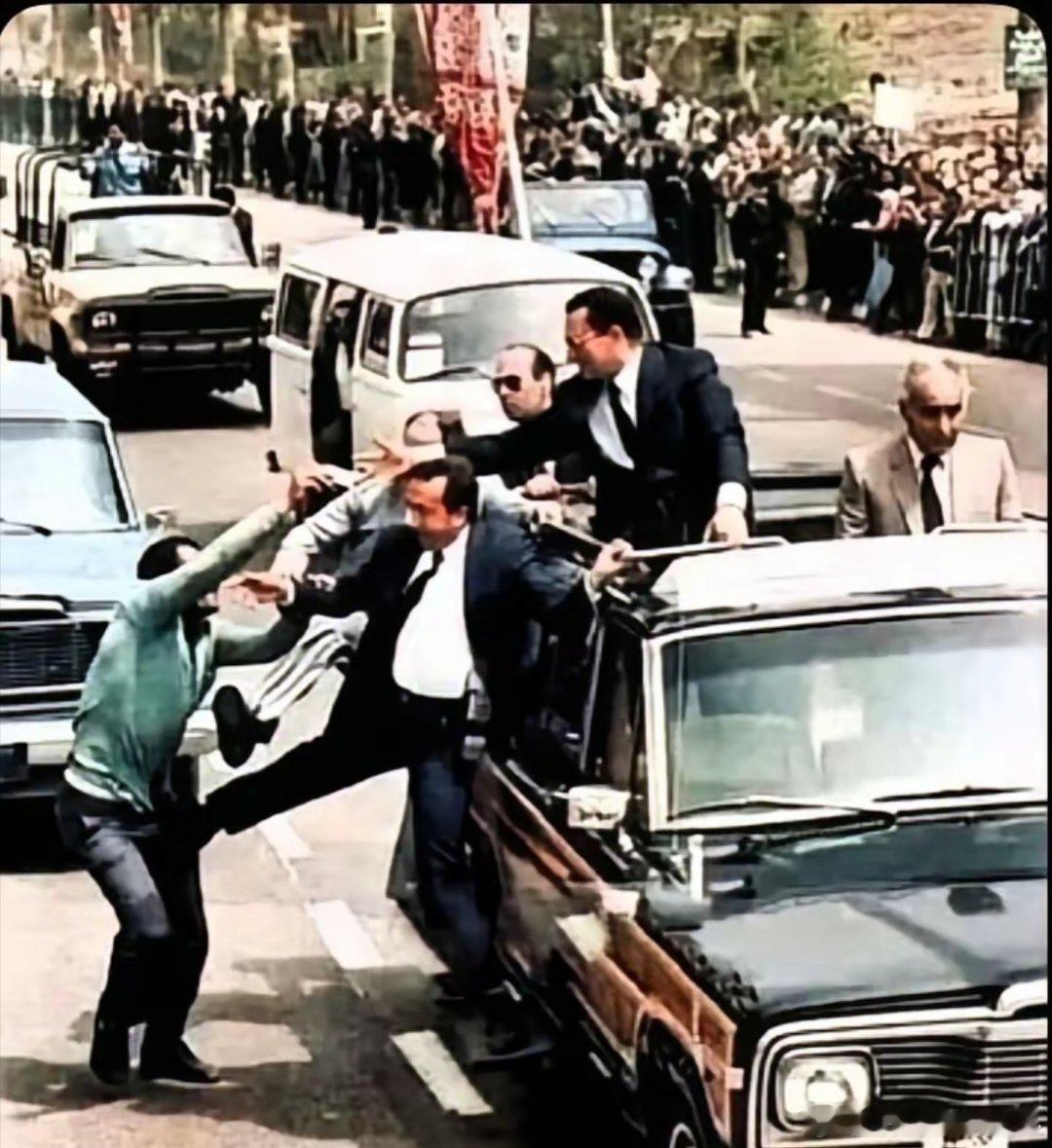 1987年埃及，男子艾拉尔比·苏尔坦冲向穆巴拉克专车欲递纸条，遭保镖推开后击毙。