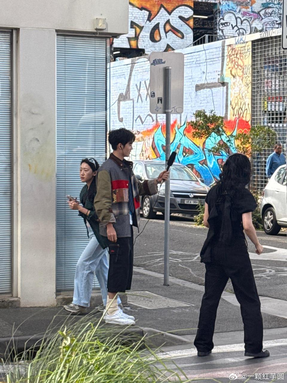于适 在澳大利亚这个卷毛造型太帅了吧。很潮，很青春，很男大[打call][打ca
