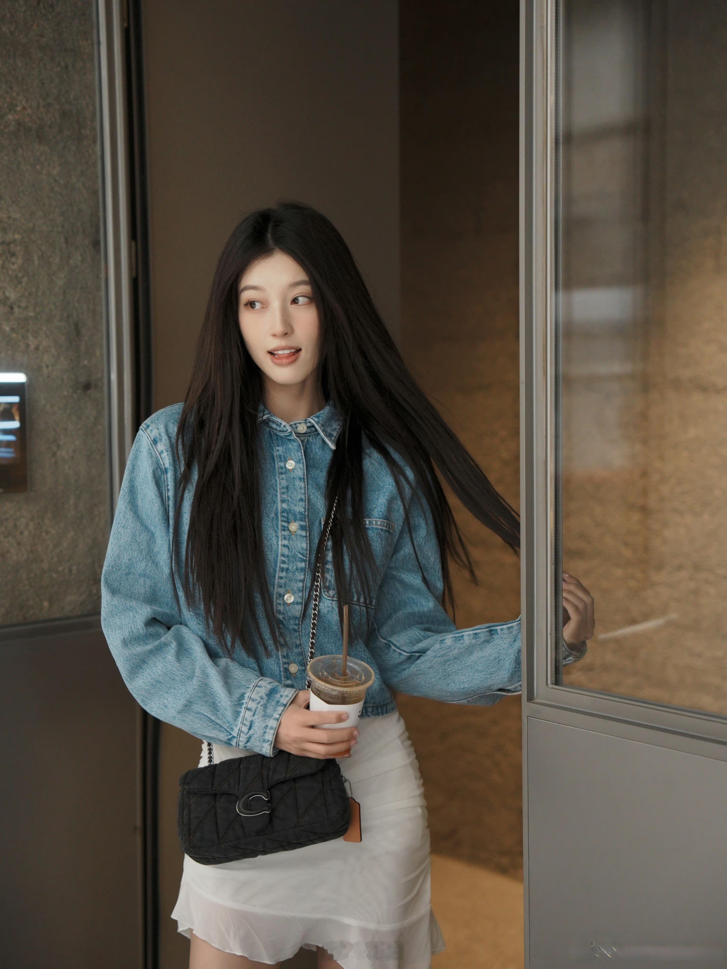 可可爱爱的搞怪女孩 ​​​