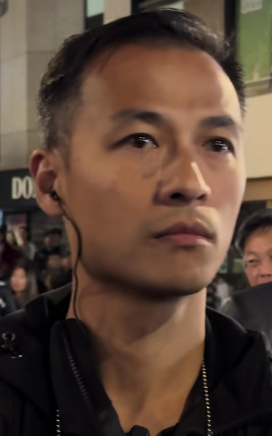 这是位身着便衣的特警，在他脸上有一种说不出的帅，不知道怎样形容他的帅，反正就觉得