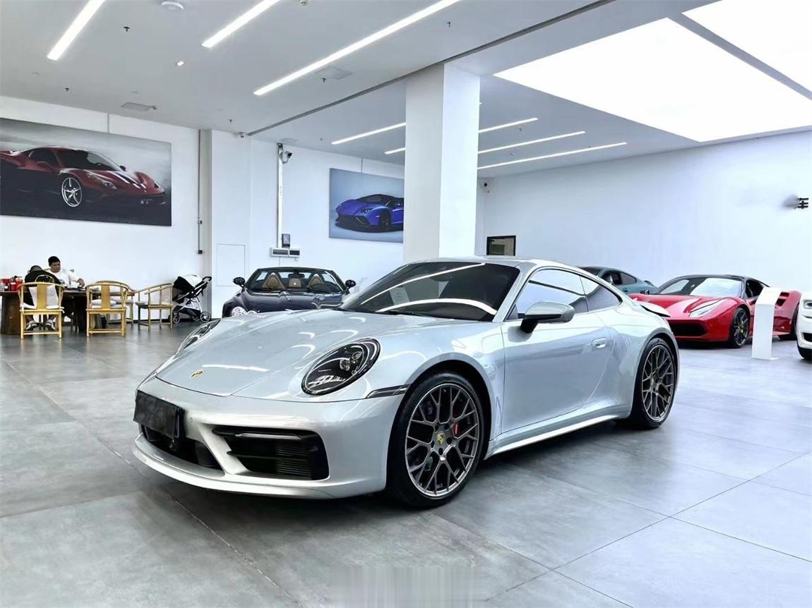 保时捷 911 Carrera S 白云石/波尔多红带SC组件、20/21寸RS