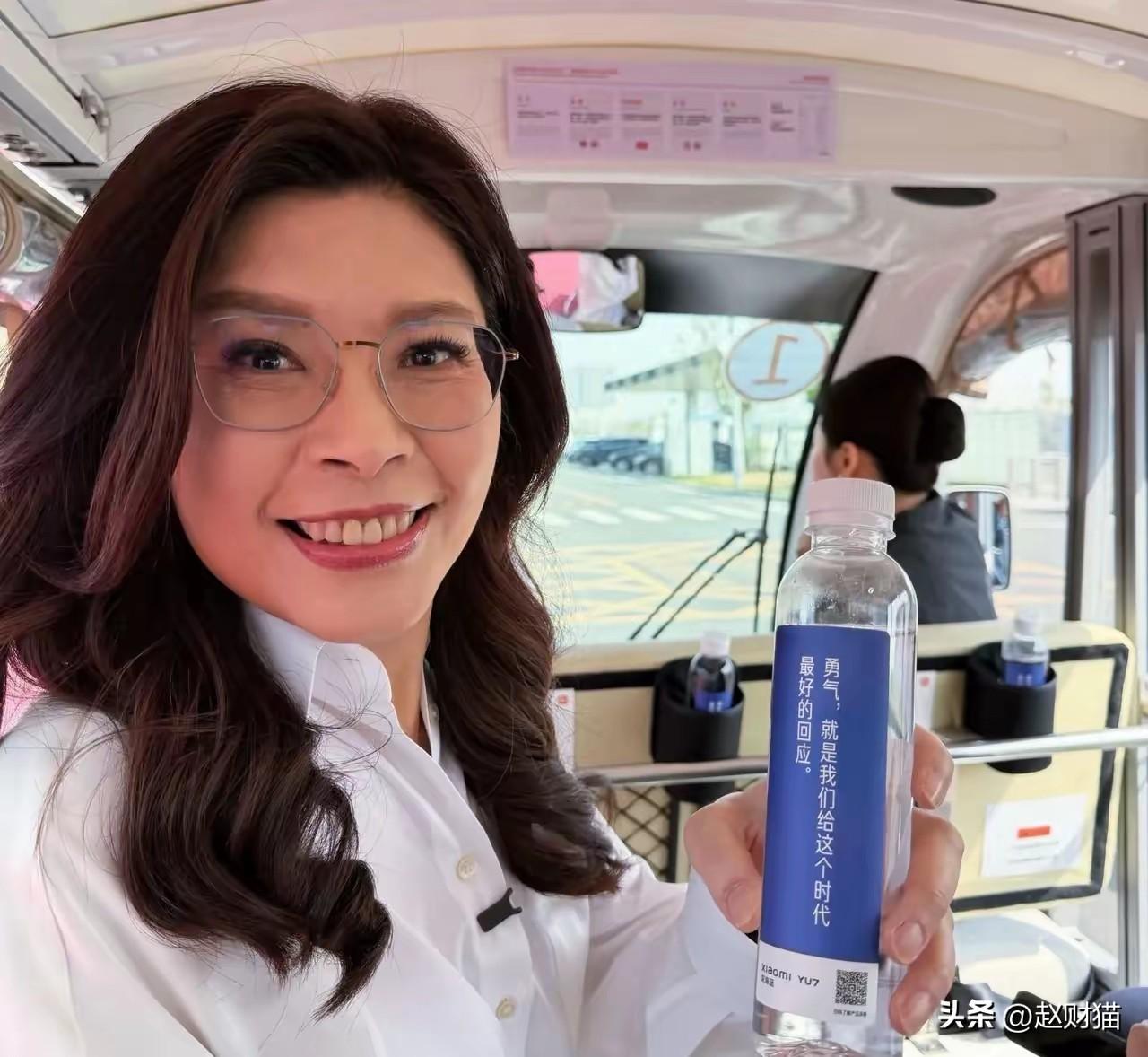 刚返台，郑丽文就晒出4张小米汽车工厂的实拍图，配文直白又真诚：“忍不住心动，真想