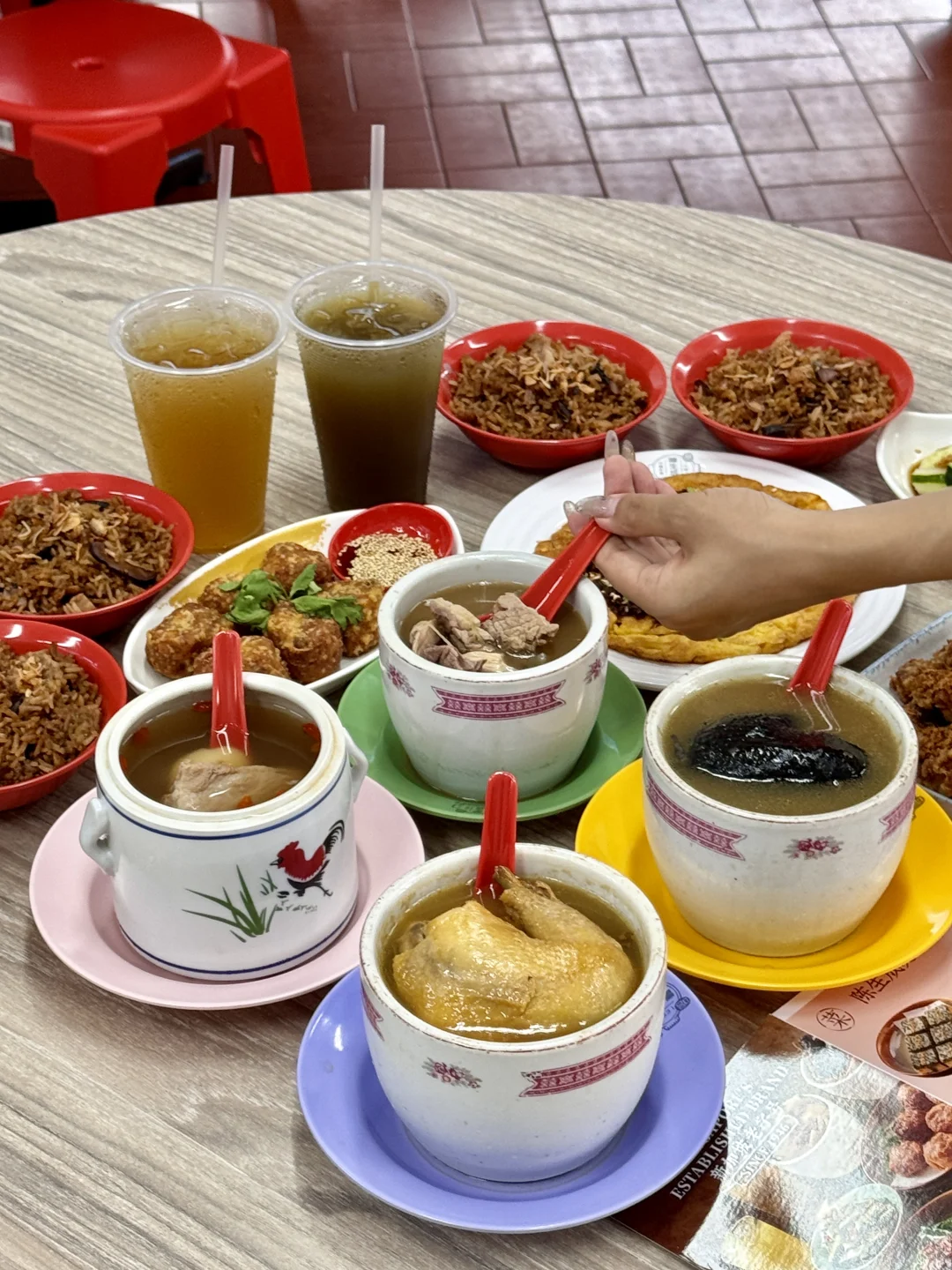 新加坡养生党必冲的80年老汤店！王嘉尔翻牌！