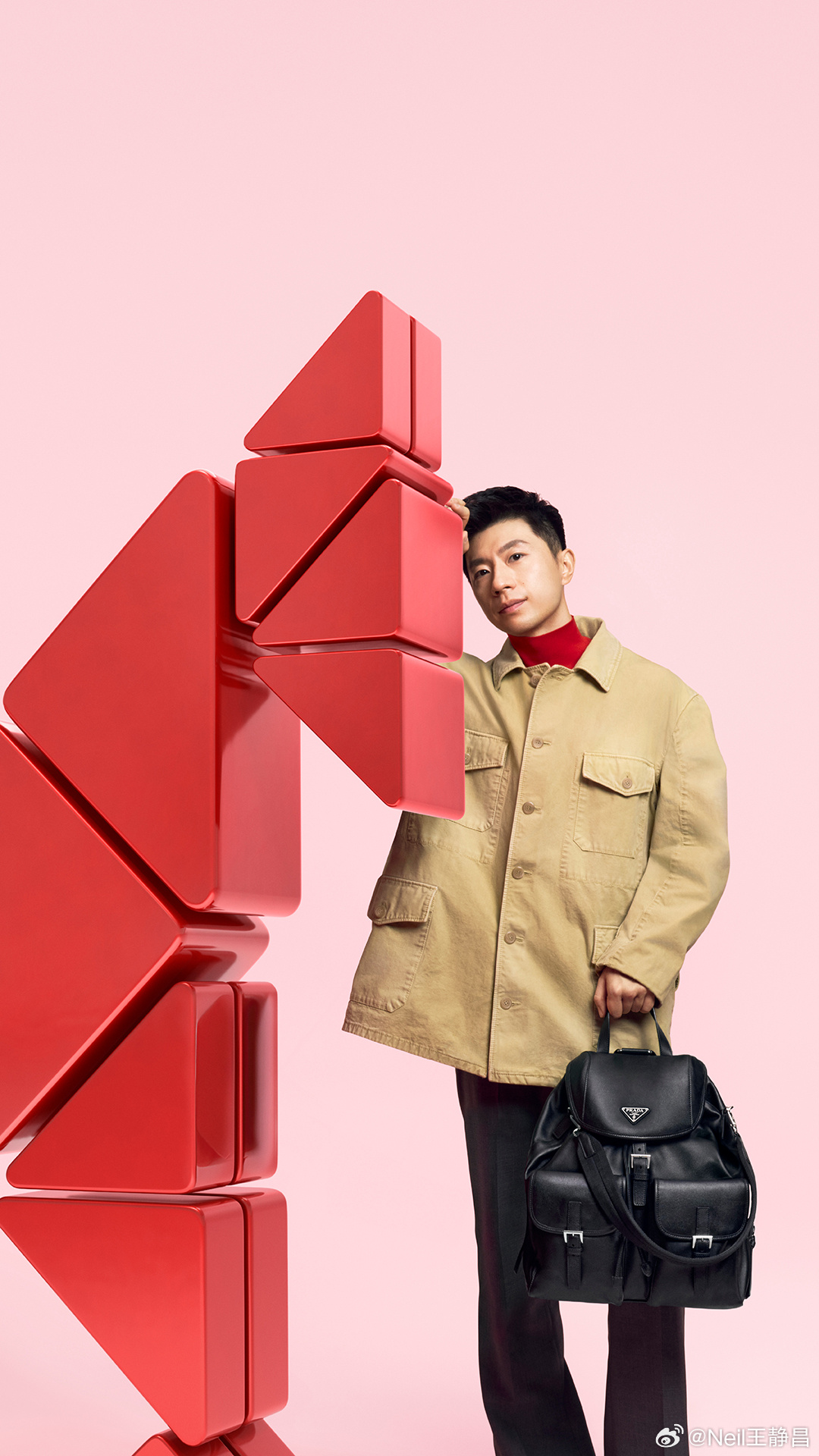 PRADA以三角赤马欢庆2026农历新年，Prada代言人杨幂和马龙共同演绎。创