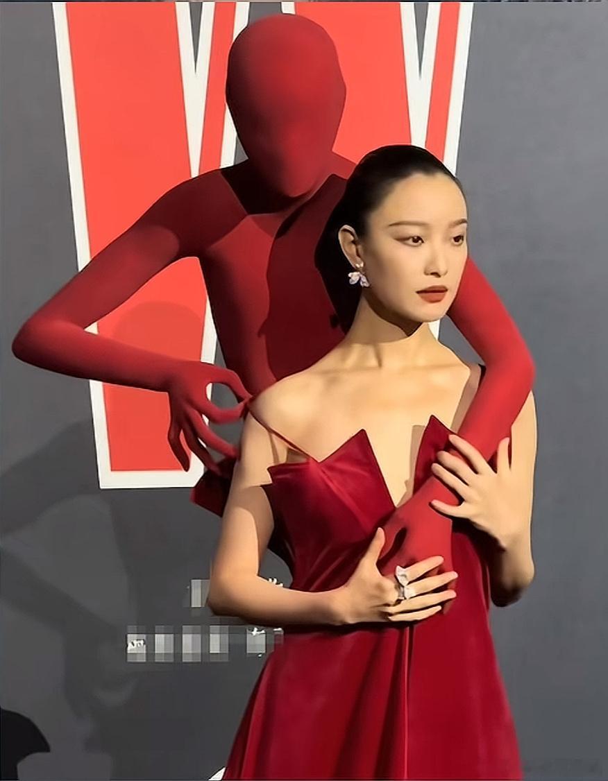 恶心，晦气，这礼服灵感来自什么暴力血腥场面吧这是什么服从性测试