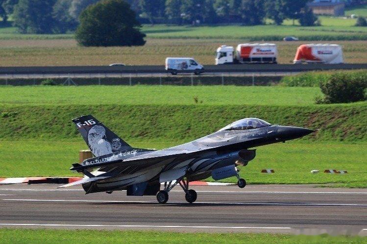 凤凰新闻【第三国佣兵参战，柬军迎来强援，特朗普开始追责，中方态度很坚决】泰柬战场