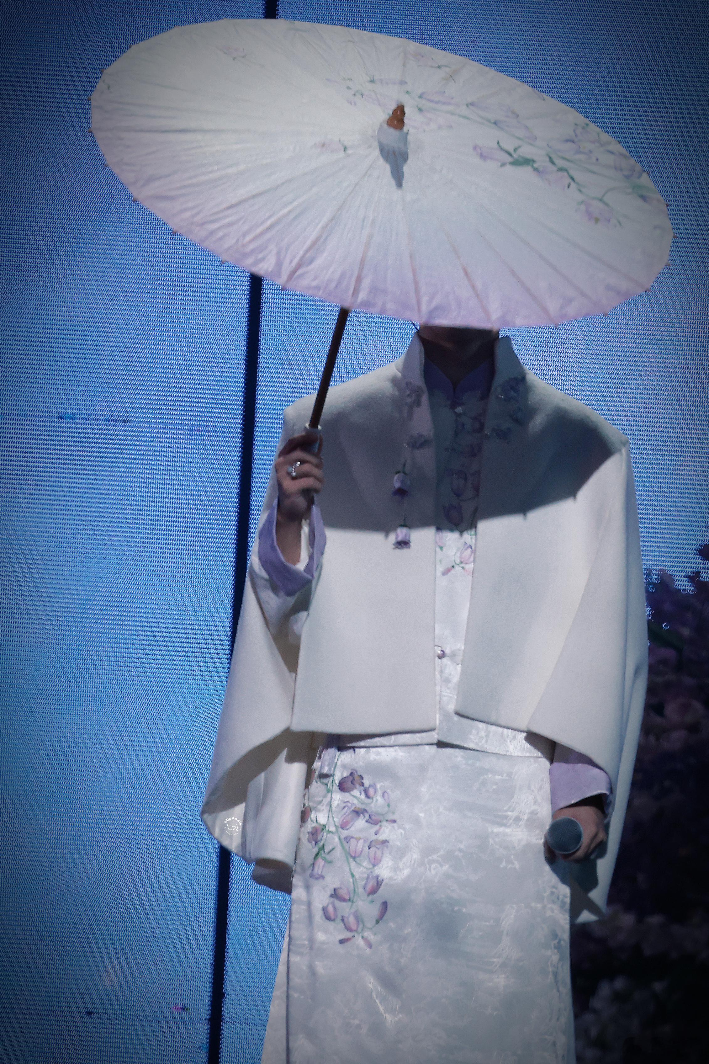 他的美学不止是外表的光华，更多的是从内心散发出的文化气息。每一件衣服、每一个动作