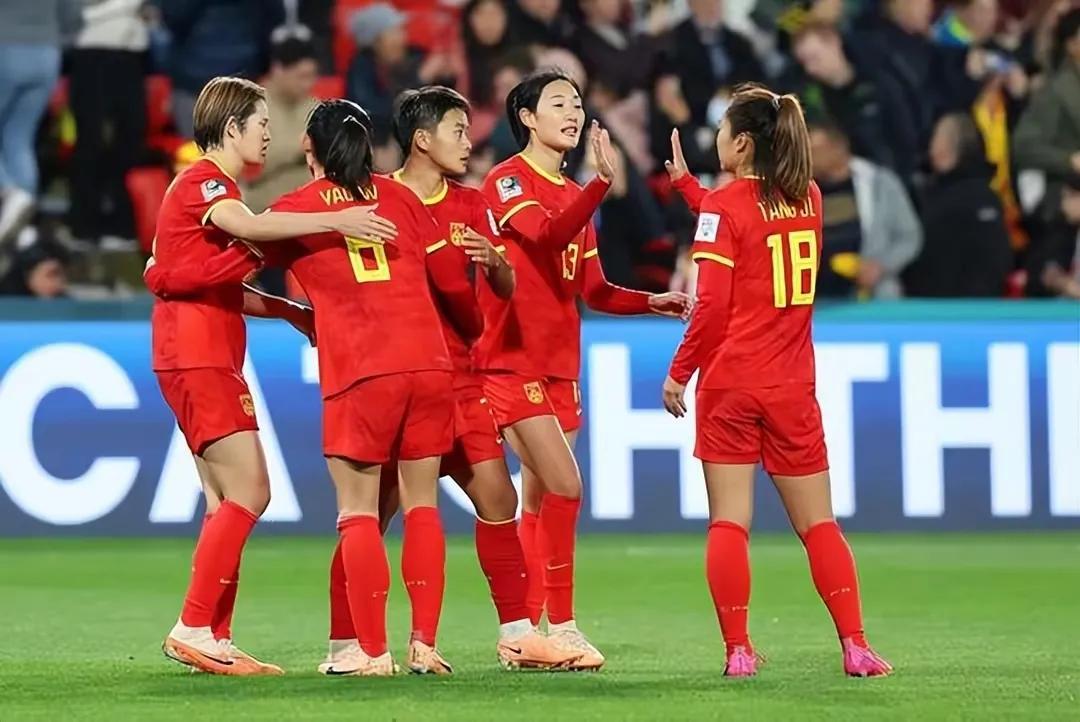半场中国女足0-3落后英格兰，小组出线渺茫，实力差距真的是真不小，认清差距，从各