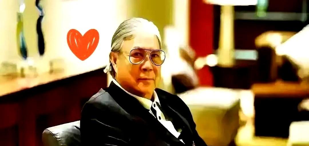 离婚快20年，朱玲玲还每周回霍家大宅！

港媒都拍习惯了，傍晚时分，她提着水果点