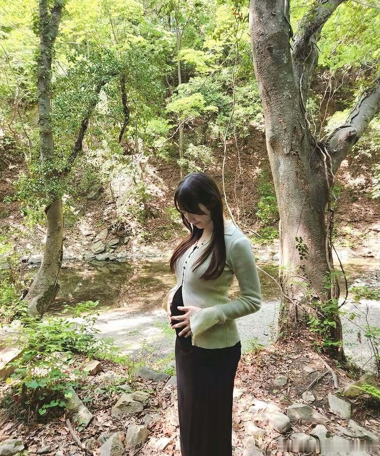 元樱坂46·渡边梨加  怀孕 ​​​​：“此番，我迎来了新的小生命。感受着宝宝在