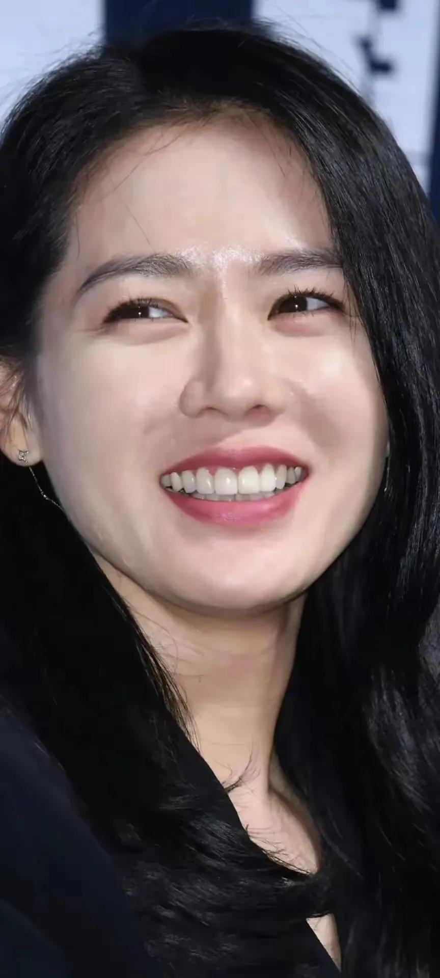 没有美颜没有滤镜
只是化了淡妆
孙仙的颜值还是扛得住镜头的
这皮肤保养的好好哦