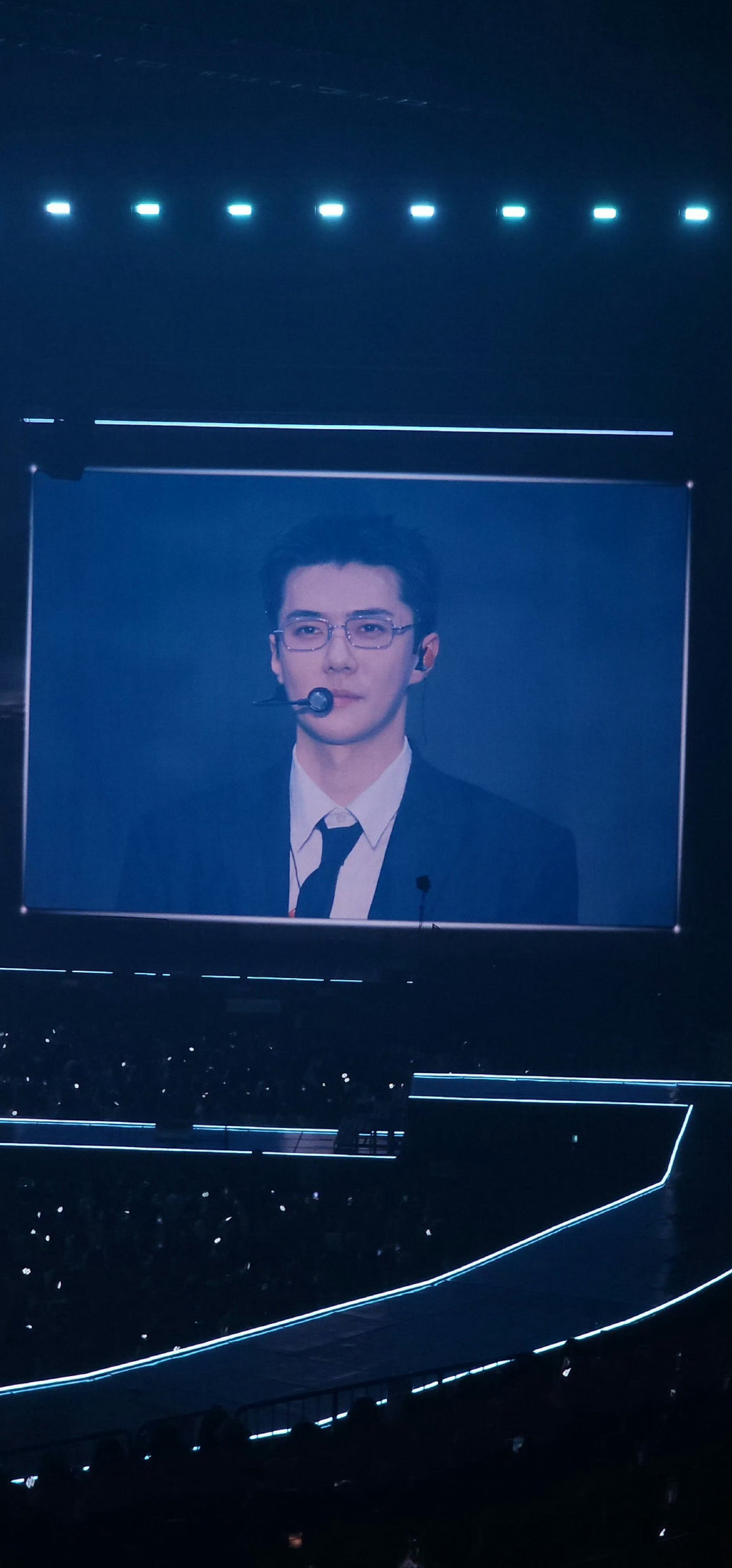 吴世勋戴眼镜吴世勋金丝眼镜这个西装金丝眼镜，完全是总裁来的！ 