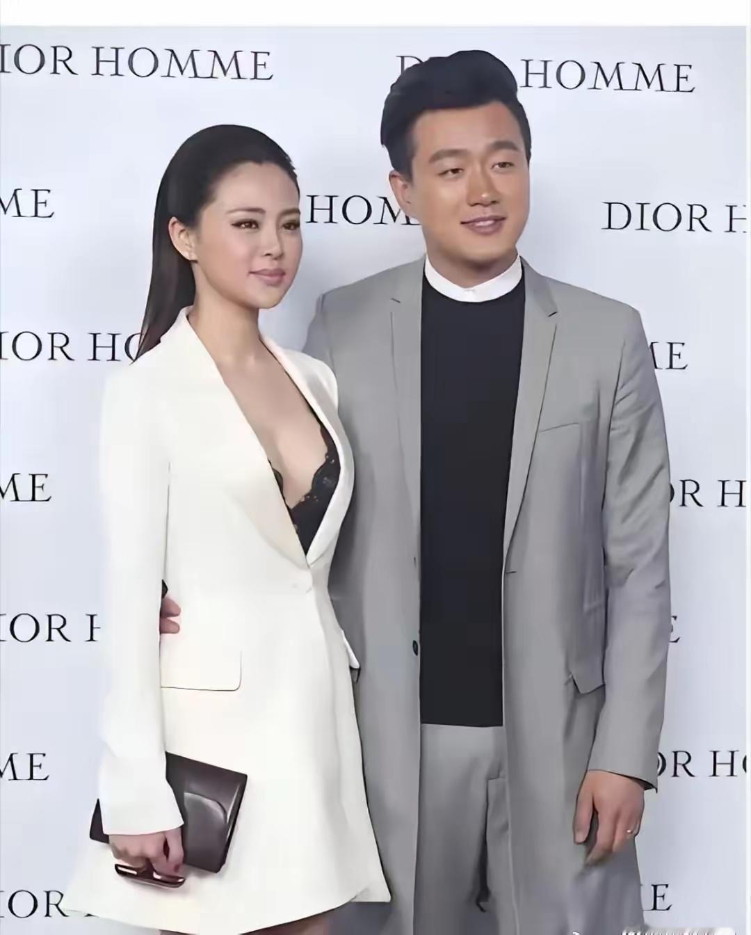 佟大为选老婆的眼光真的是太好了，他老婆关悦虽然不是什么大明星，但是你看我这一站这