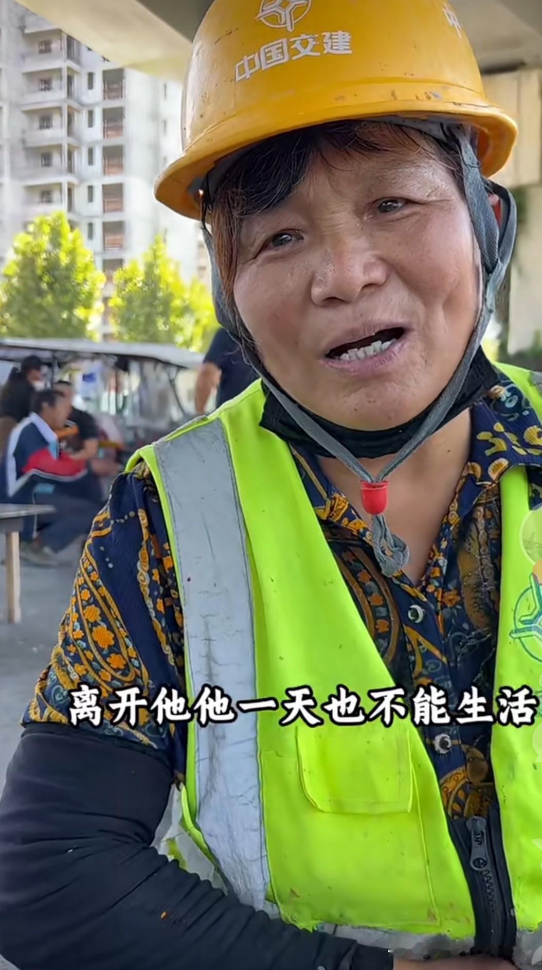 “他眼睛看不见了，我没有依靠了”
      满脸沧桑的阿姨说她是山东人，山东是