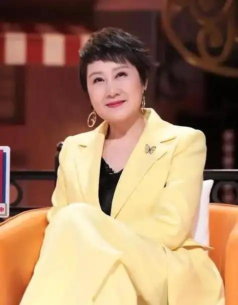 张凯丽是演技精湛的知名演员，凭借《渴望》中刘慧芳一角成为“国民媳妇”，后又在《人