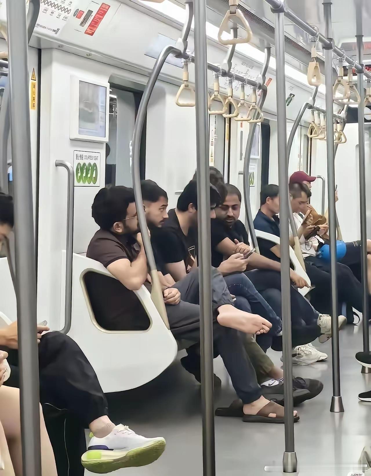 近日，在深圳地铁碰到令人不敢相信的一幕，我感觉深圳印度人越来越多了，我在深圳地铁