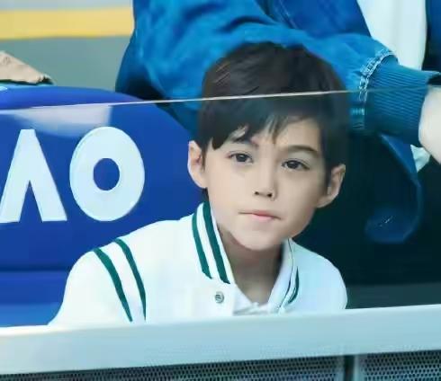 周杰伦昆凌带8岁儿子首次露面观看澳网比赛，罗密欧眼睛像妈妈嘴巴像爸爸，戴着墨镜穿