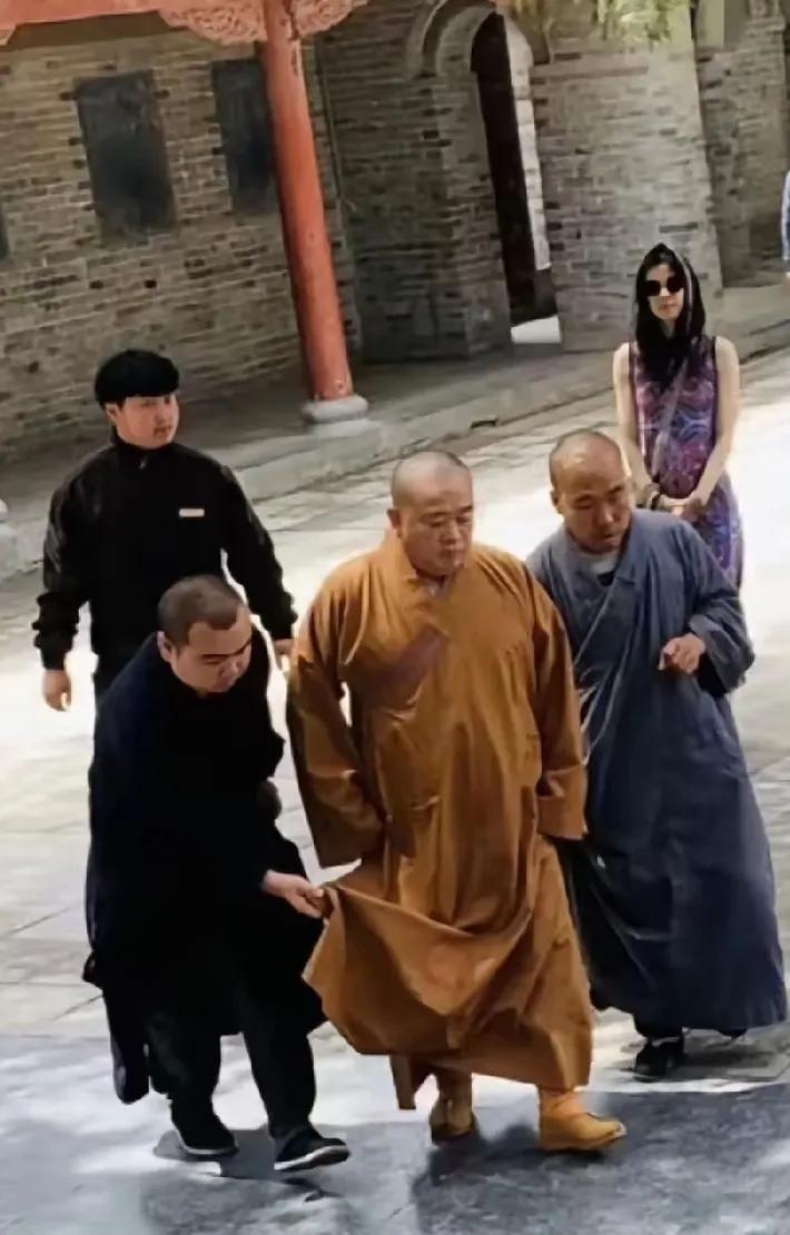 这是谁写的，太有才了！
搂着姑娘念着经，
不负如来不负卿。
娃多房多家业盛，
老