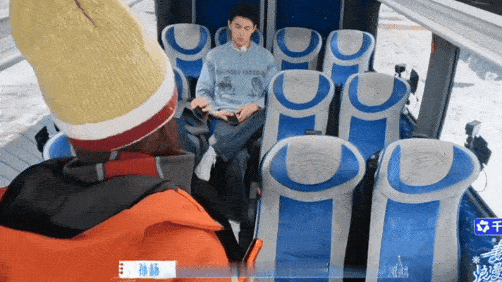 中间的孙丞潇中间的孙丞潇表情 别人旅行撒狗粮，孙丞潇旅行吃狗粮吃到撑，夹在中间的