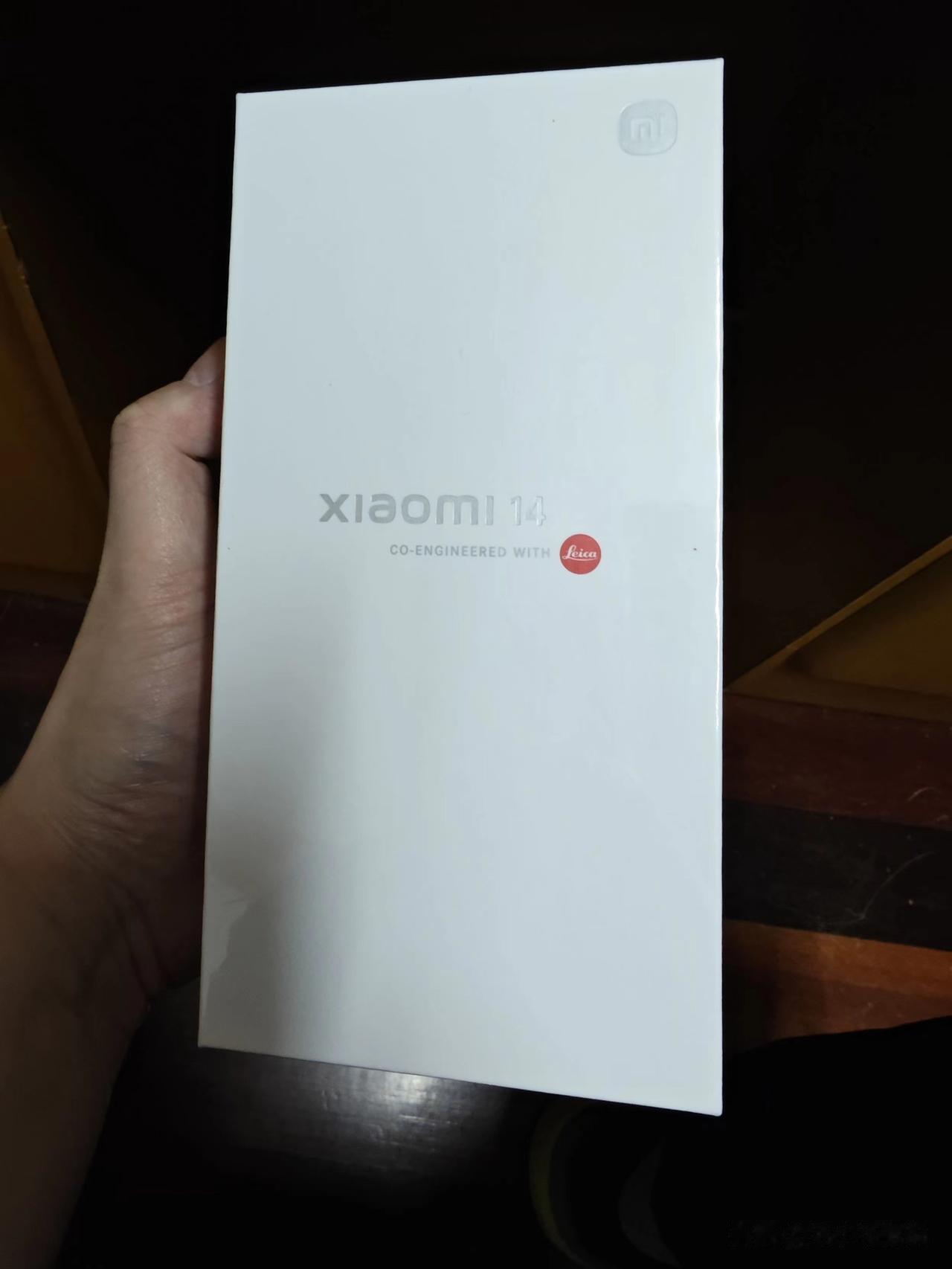 小米14首发已上手一天，来聊聊感受~

1、上手的第一感觉就是拿着相当舒服，不像