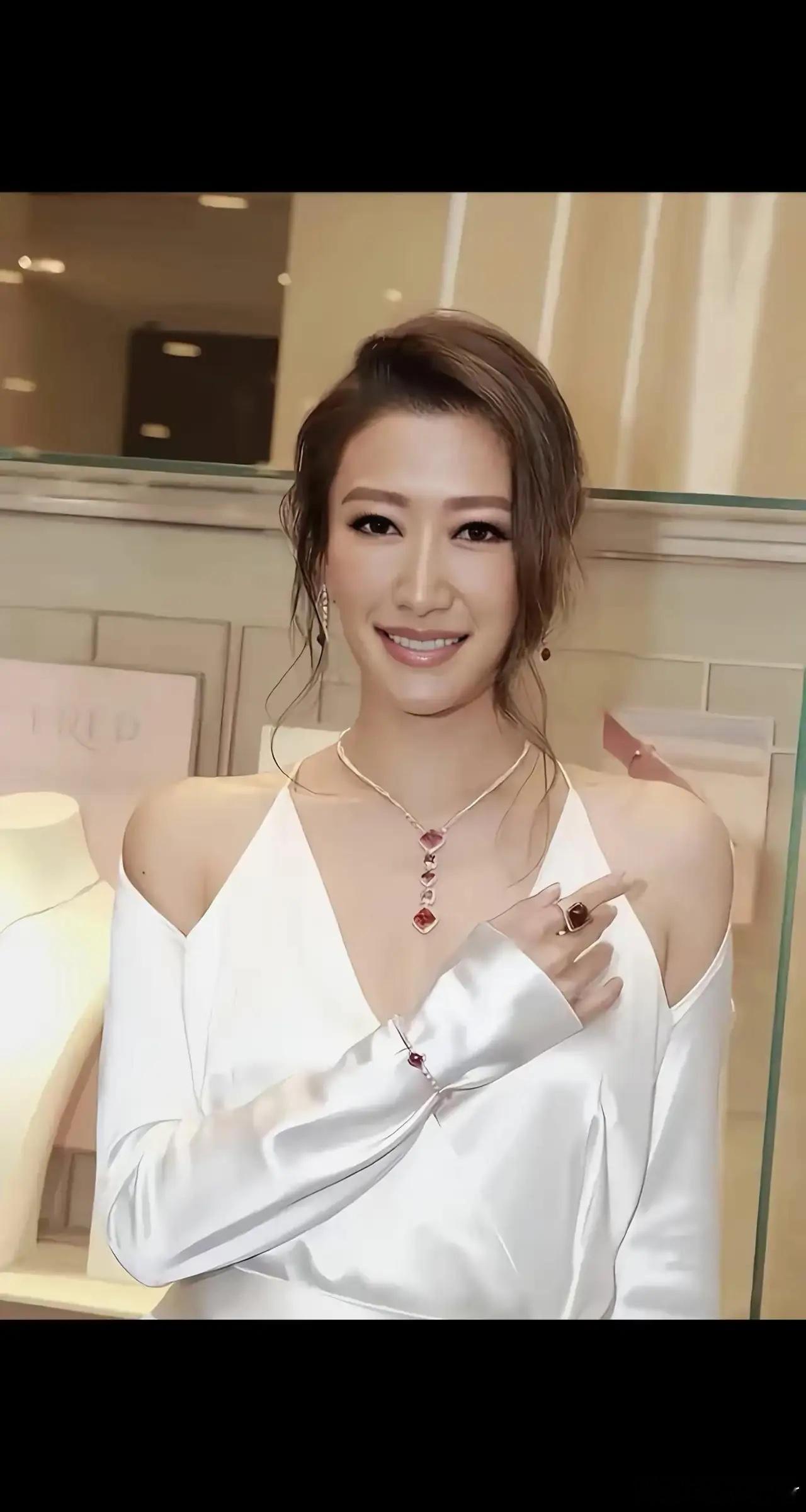 我是谢振轩，我有一个疼我爱我的姑姑。姑姑总是记挂着我和弟弟，处处体谅我们，给予我