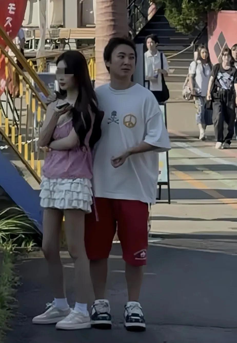 网友在日本又拍到王公子了，
他的品味依然很专一啊，
好像他很喜欢瘦小的女孩子，